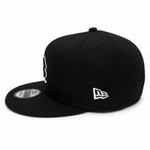 Load image into Gallery viewer, New Era 950 818 Skate Shop Outline Snapback in Black