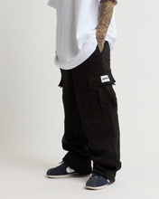 Load image into Gallery viewer, Shaka Wear Fleece Cargo Sweatpants in Black