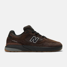 Load image into Gallery viewer, NB Numeric 933 Andrew Reynolds in Brown with Black
