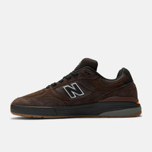 Load image into Gallery viewer, NB Numeric 933 Andrew Reynolds in Brown with Black
