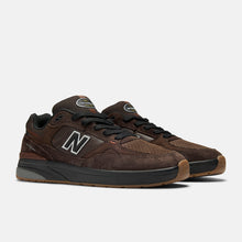 Load image into Gallery viewer, NB Numeric 933 Andrew Reynolds in Brown with Black
