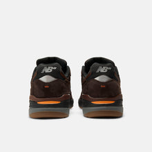 Load image into Gallery viewer, NB Numeric 933 Andrew Reynolds in Brown with Black

