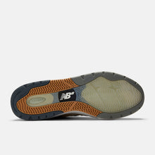 Load image into Gallery viewer, NB Numeric 933 Andrew Reynolds in Casterock with Vintage Indigo
