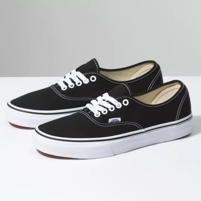 Vans Authentic in Black/White - 818 Skate